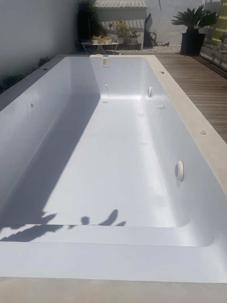 Impermeabilización de piscinas con membrana líquida de poliuretano en Barcelona: vaso terminado, continuo y sin juntas
