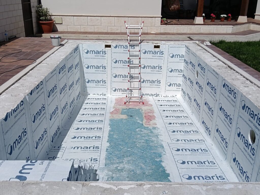 Vaso de piscina con geotextil Mariseal Fabric colocado sobre la membrana antes de la capa final