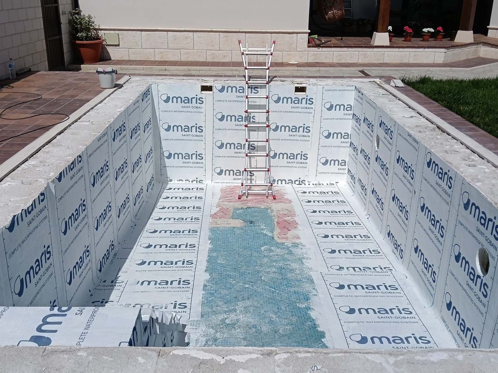 Rehabilitación de piscina sin demoler el gresite: vaso con refuerzo Maris Saint-Gobain durante la impermeabilización