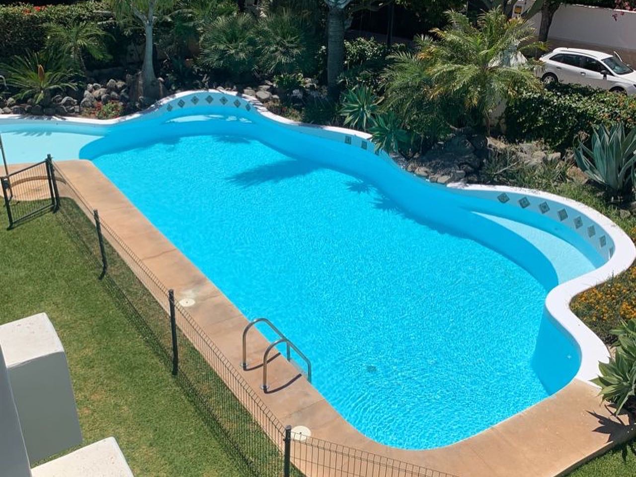 Piscina impermeabilizada con membrana líquida de poliuretano: vaso acabado, continuo y en servicio