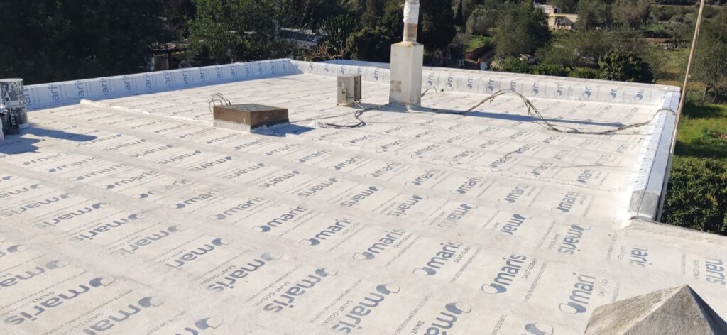 Geotextil de refuerzo Mariseal Fabric colocado en continuo sobre toda la cubierta y el peto, antes de la capa final de membrana